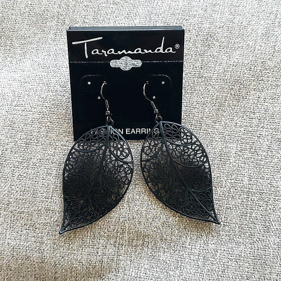 Taramanda black leaf dangle earrings - Picture 2 of 3